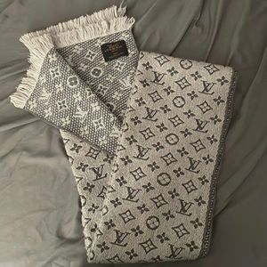 Louis Vuitton Monogram Classic Scarf in Light Grey - M70932